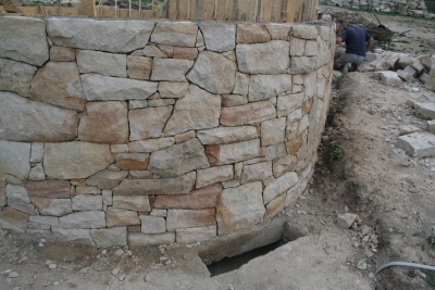 vnější část podezdívek a kamenné základové pasy pro budoucí odvětrávané podlahy bez použití železobetonu nenarušují přirozené geomagnetické pole země