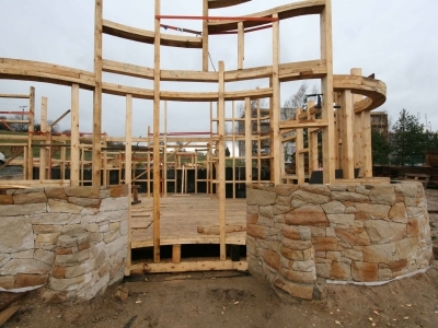 příprava tesařské konstrukce na stavbě, celodřevěné konstrukce stropů a stěn bez použití oceli, které nenarušují přirozené geomagnetické pole Země, pohled na prostor okolo vstupních dveří