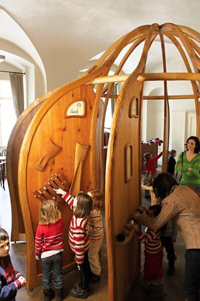 pohled-do-interaktivni-expozice-vikyre-play-v-malostranske-besede-sensorium-oldricha-hozmana-a-jiriho-walda-5