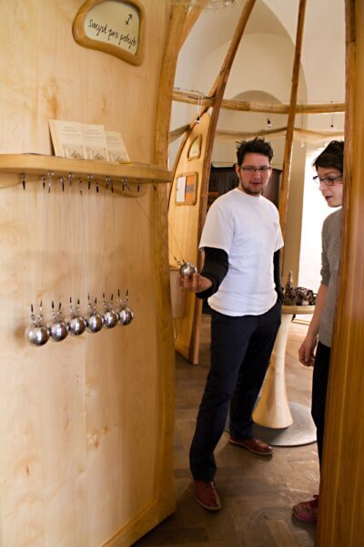 sensorium-oldricha-hozmana-a-jiriho-walda-2-vystava-vikyre-play-v-malostranske-besede