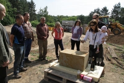 Celebration of foundation stone Pokládání základního kamene stavby domu.