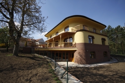 pohled na dům z jihovýchodu, přesahy střech a pergola přirozeně přistiňují okna na jižní fasádě