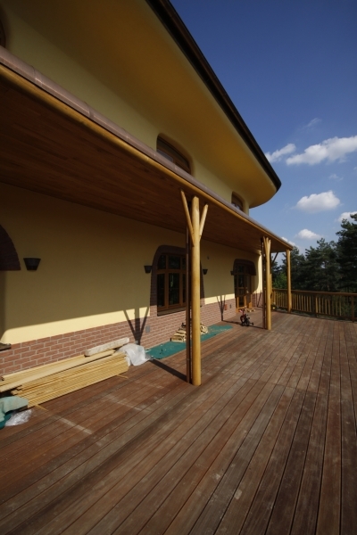 pergola a terasa na jižní straně domu