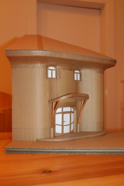 Model vstupní části domu. Pohled ze severozápadu.