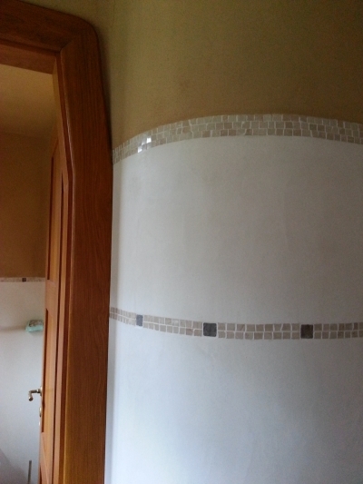 Mezi ručně hlazenými vodě odolnými omyvatelnými omítkami (marocký štuk "Tadelakt") a hliněnými omítkami je ručně skládaná mozaika z kouskú mramoru.