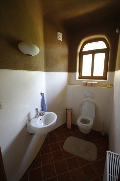 Toaleta v přízemí...Marocké štuky v kombinaci s přírodní hliněnou omítkou.