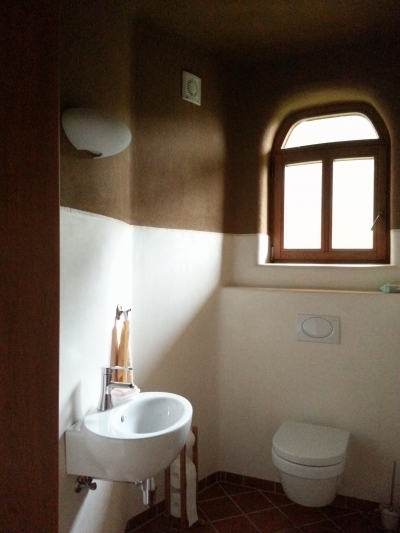 Toaleta v přízemí...Marocké štuky v kombinaci s přírodní hliněnou omítkou.