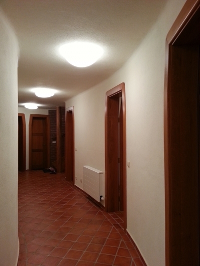 Chodba v suterénu. Na podlaze je neglazovaná přírodní dlažba napuštěná olejem Kreidezeit.