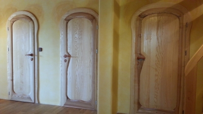 Interior del vestíbulo antes de terminar de pintar las paredes