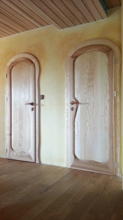 Interior del vestíbulo antes de terminar de pintar las paredes