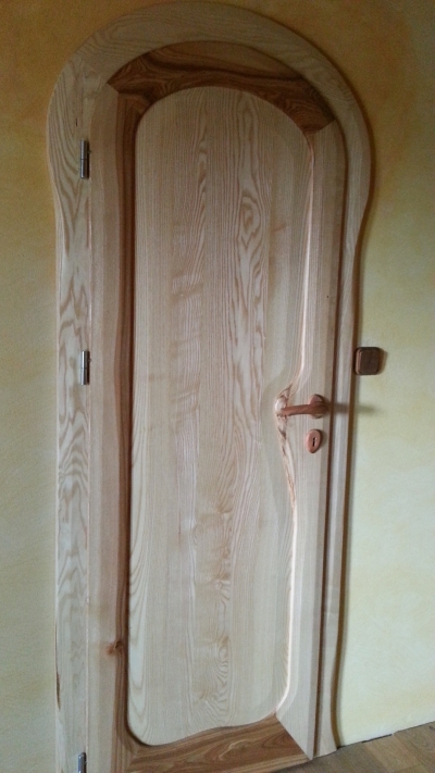 Detalle de puerta de madera de fresno, acabado al aceite natural Kreidezeit.