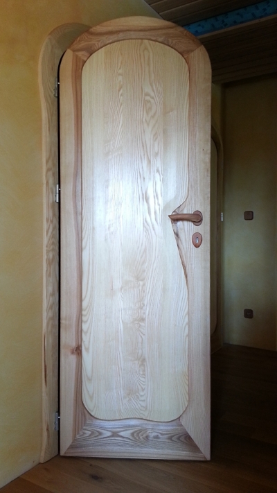 Detalle de la puerta de madera de fresno, acabado Kreidezeit al aceite natural, la pintura de la pared está en proceso y aún está por terminar.