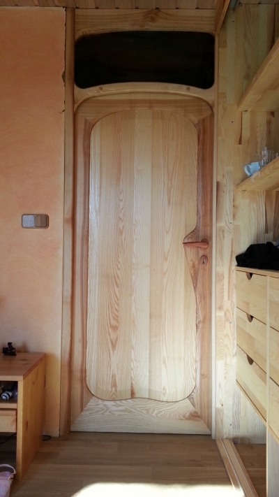 detalle de la puerta de madera de fresno, acabado superficial aceite natural Kreidezeit, el acristalamiento de las paredes está en curso y se terminará, la junta entre la puerta y la pared de la izquierda será acristalada