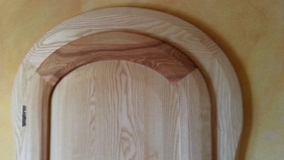 Detalle de la puerta de madera de fresno, acabado Kreidezeit al aceite natural, la pintura de la pared está en proceso y aún está por terminar.