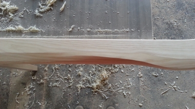 Detalle del acabado de las formas de las superficies doblemente torneadas en los bordes de los marcos de las puertas interiores.