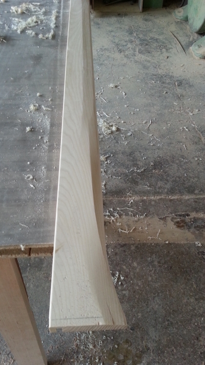 Detalle del acabado de las formas de las superficies doblemente torneadas en los bordes de los marcos de las puertas interiores.