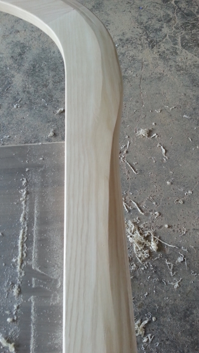 Detalle del acabado de las formas de las superficies doblemente torneadas en los bordes de los marcos de las puertas interiores.