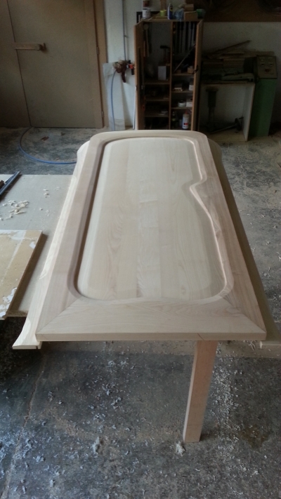 Puertas interiores antes de su finalización. El marco de la puerta es de madera maciza de fresno. El relleno es de madera maciza de fresno. El relleno y el marco están redondeados y suavemente biselados en contacto entre sí.