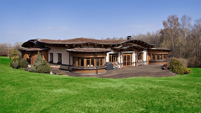 Átriový dům se zelenou střechou.